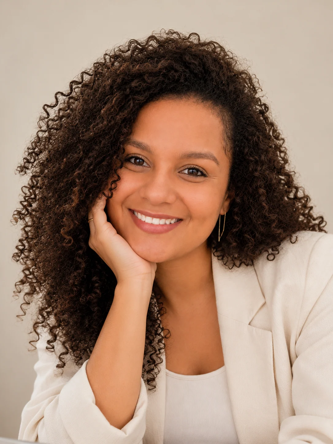 Kelly Gilbride com blazer branco em retrato profissional